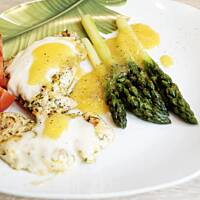 Grillowany kurczak ze szparagami w sosie pomarańczowym