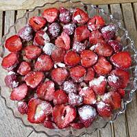 Deser z rabarbarem i truskawkami