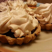 Cudownie kruche babeczki z czymkolwiek zechcecie.