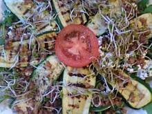 Fot. onlyred, Cukinia na sałacie