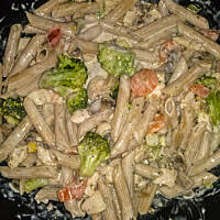 Pełnozioarnisty makaron z kurczakiem i warzywami z sosem śmietanowym