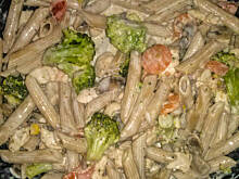 Fot. z_kuchni_wzięte, Pełnozioarnisty makaron z kurczakiem i warzywami z sosem śmietanowym