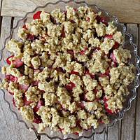 Deser z rabarbarem i truskawkami