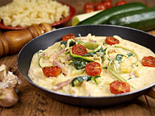 Fot. Wkn, Sos cukiniowy z szynką