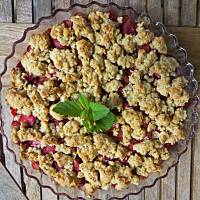 Deser z rabarbarem i truskawkami