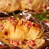 Pyrki z piekarnika (z rozmarynem i cheddarem zatopionym w śmietanowym sosie)