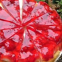 Biszkopt z galaretką i truskawkami