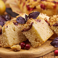 Drożdżówka puchata, długo świeża, ze śliwkami i kruszonką kokosową lub jabłkami i żurawiną