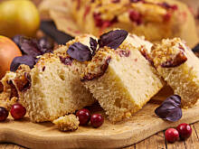 Fot. Wkn, Drożdżówka puchata, długo świeża, ze śliwkami i kruszonką kokosową lub jabłkami i żurawiną