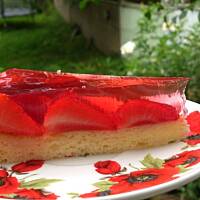 Biszkopt z galaretką i truskawkami