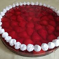 Biszkopt z galaretką i truskawkami