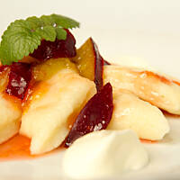 Kluski leniwe z syropem śliwkowym