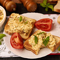 Pasta jajeczna z bazylią i suszonymi pomidorami