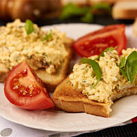 Pasta jajeczna z bazylią i suszonymi pomidorami