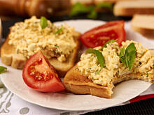 Fot. Wkn, Pasta jajeczna z bazylią i suszonymi pomidorami