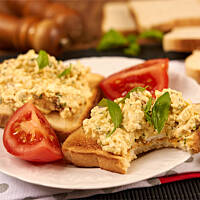 Pasta jajeczna z bazylią i suszonymi pomidorami