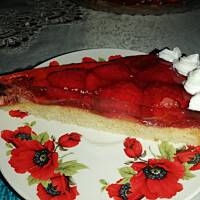 Biszkopt z galaretką i truskawkami