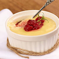 Budyń waniliowy z kaszą i sosem malinowym