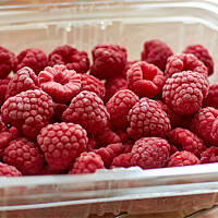 Budyń waniliowy z kaszą i sosem malinowym