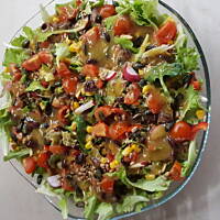 SAŁATKA Z PRAŻONYMI ZIARNAMI