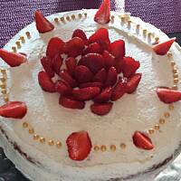 TORT z bitą śmietaną i truskawkami