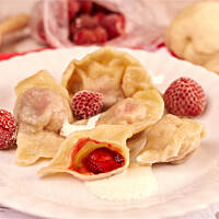 Pierogi z truskawkami i marmoladą