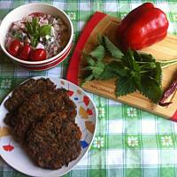 Placki warzywne z pieczarkami, pepperoni i pokrzywą