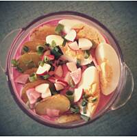 Chłodnik buraczkowy z pieczonymi ziemniaczkami i jajkiem