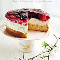 ciasto z białą czekoladą, bitą śmietaną i galaretką…