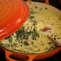 Makaron z sosem szpinakowym