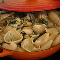 Makaron z sosem szpinakowym