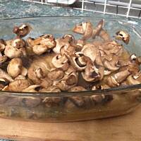 Wigilijny karp w naczyniu w pieczarkach