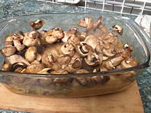 Fot. s_anka88, Wigilijny karp w naczyniu w pieczarkach