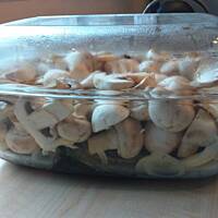 Wigilijny karp w naczyniu w pieczarkach