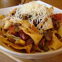 Tagliatelle z kiełbasą i warzywam