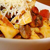 Tagliatelle z kiełbasą i warzywam