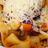 Tagliatelle z kiełbasą i warzywam