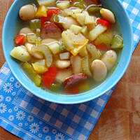 Zupa z warzywami,fasolą i kiełbasą wędzoną