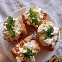 Sałatka w tostowych miseczkach