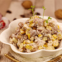 Sałatka świąteczna z kurczakiem i orzechami