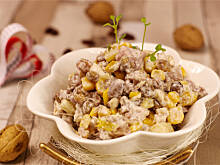 Fot. Wkn, Sałatka świąteczna z kurczakiem i orzechami