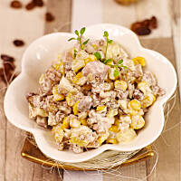 Sałatka świąteczna z kurczakiem i orzechami