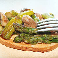 Szparagi smażone z pieczarkami na grzance (bruschetta)