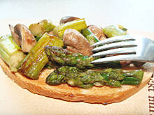 Fot. bahus, Szparagi smażone z pieczarkami na grzance (bruschetta)