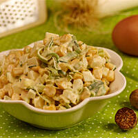 Sałatka porowa z jajkami i kukurydzą