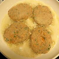 Kotlety z mielonego miesa kurczaka ze swiezymi kurkami