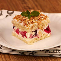 Biszkopt z bitą śmietaną, galaretkami i limonkowym ponczem