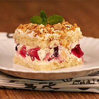 Biszkopt z bitą śmietaną, galaretkami i limonkowym ponczem