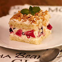 Biszkopt z bitą śmietaną, galaretkami i limonkowym ponczem