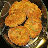 Kotlety z mielonego miesa kurczaka ze swiezymi kurkami